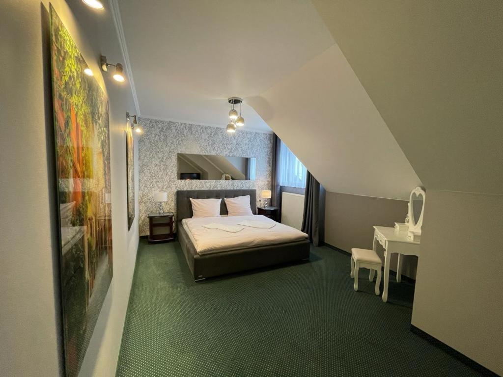 Hotel Fox Wolborz Экстерьер фото