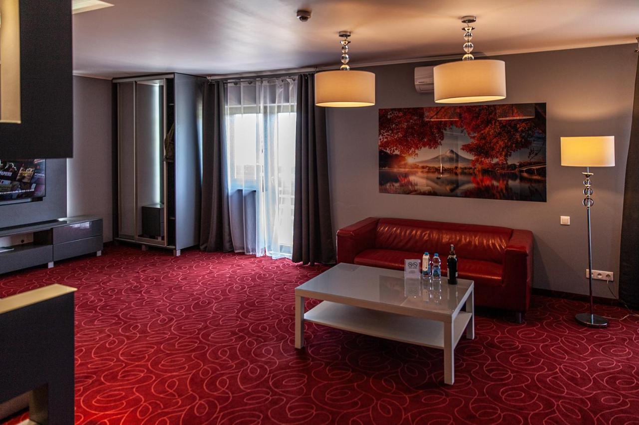 Hotel Fox Wolborz Экстерьер фото